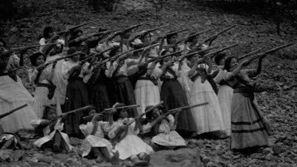 Foto de Mujeres exhibiendo fusiles en la época de la Revolución Mexicana
