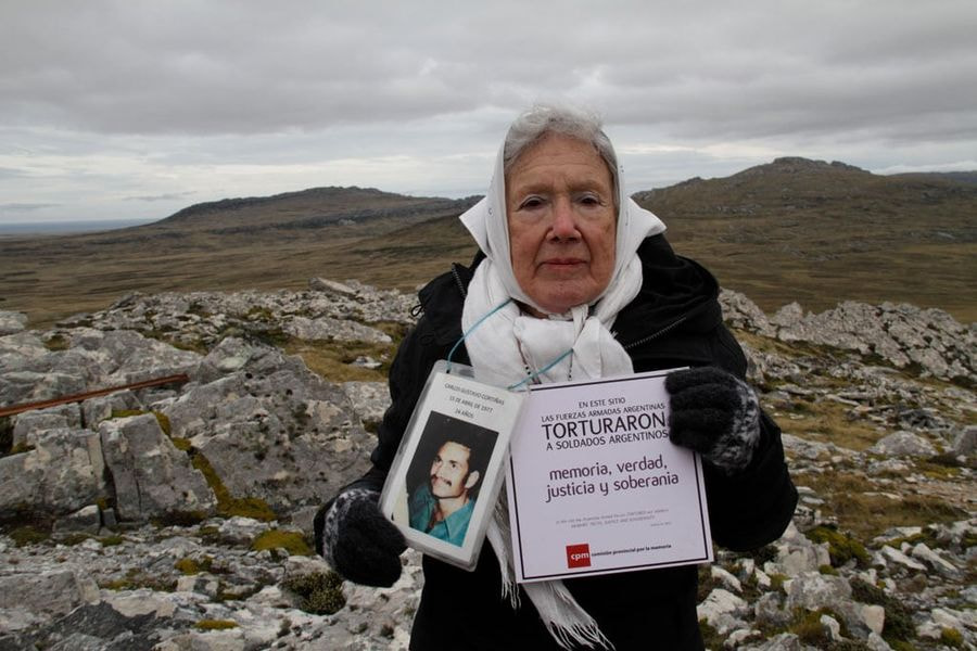 Nora Cortiñas en las Islas Malvinas en un viaje de la Comisión por la Memoria.