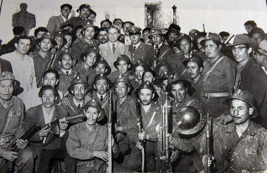 Víctor Paz Estenssoro y mineros tras la Revolución. Foto: Biblioteca Vicepresidencia
